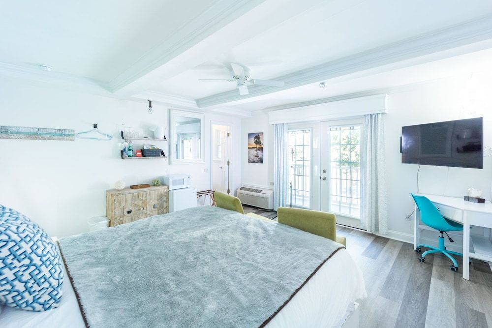 Canalside Inn Deluxe Room, 1 King Bed, Non Smoking 3