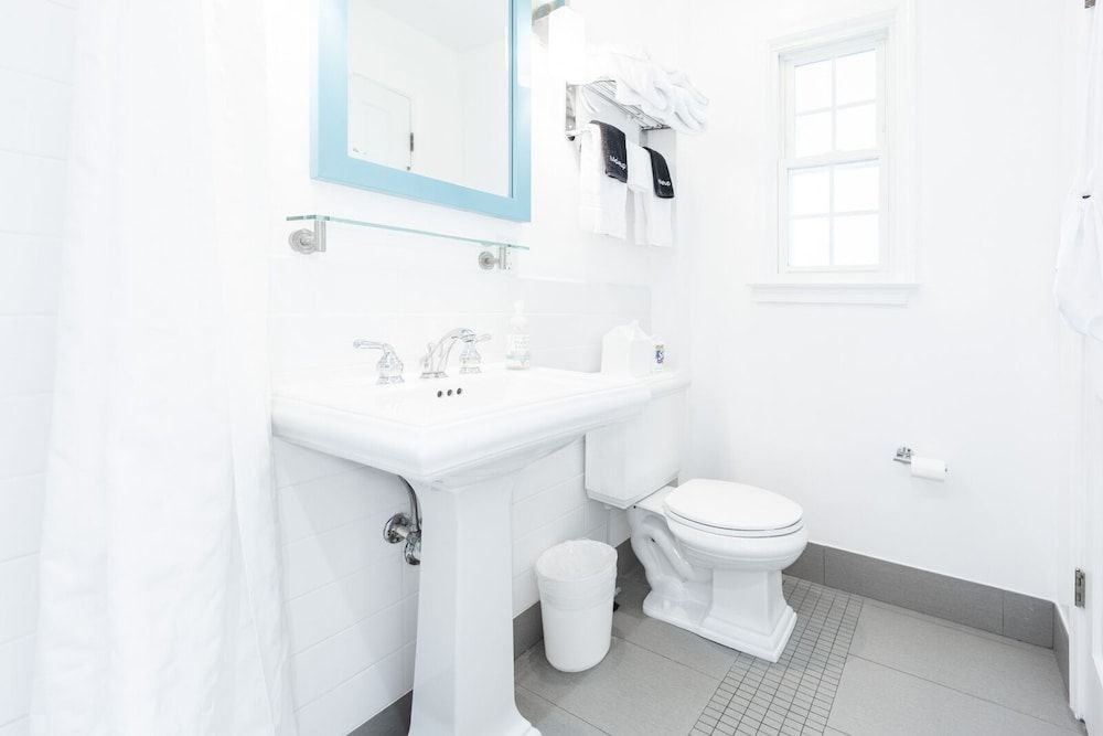 Canalside Inn Deluxe Room, 1 King Bed, Non Smoking 19