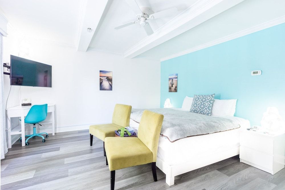 Canalside Inn Deluxe Room, 1 King Bed, Non Smoking