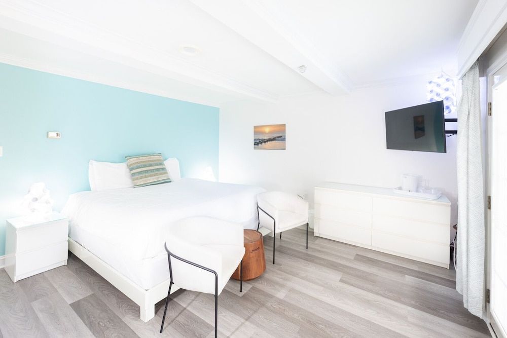 Canalside Inn Deluxe Room, 1 King Bed, Non Smoking 6