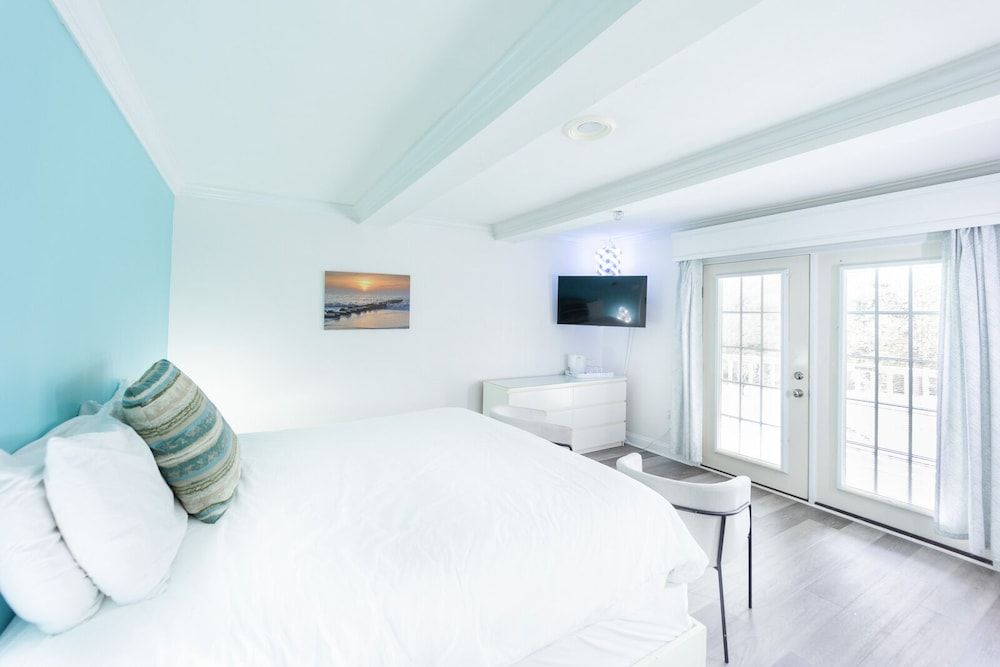 Canalside Inn Deluxe Room, 1 King Bed, Non Smoking 7