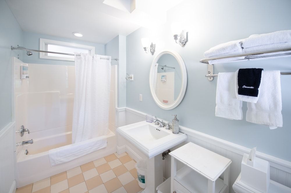 Canalside Inn Family Quadruple Room, 2 Queen Beds, Non Smoking, Ground Floor 16