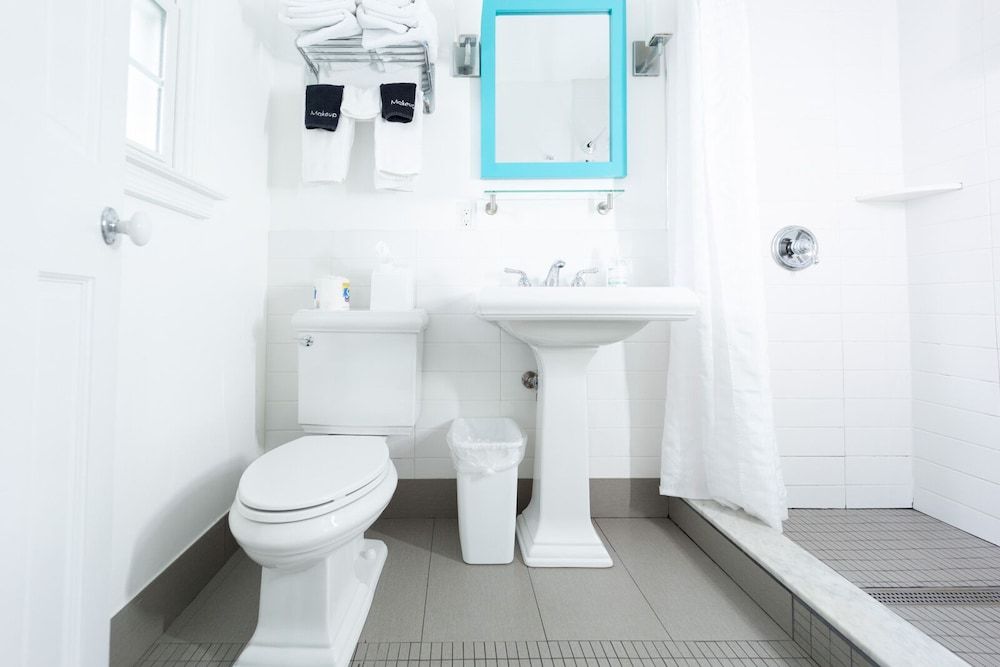 Canalside Inn Deluxe Room, 1 King Bed, Non Smoking 23