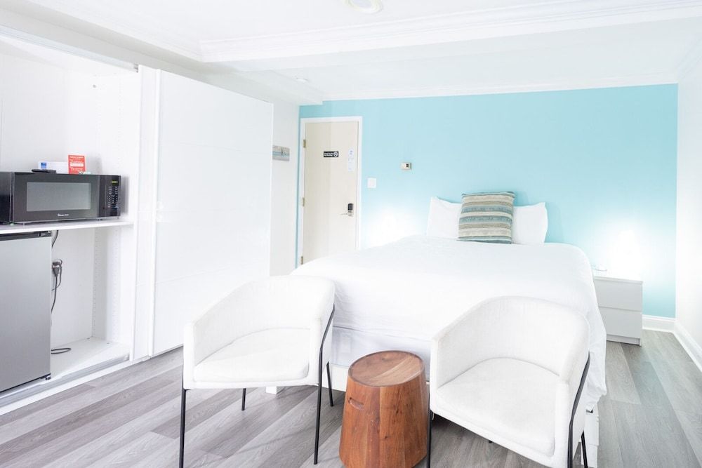 Canalside Inn Deluxe Room, 1 King Bed, Non Smoking 10