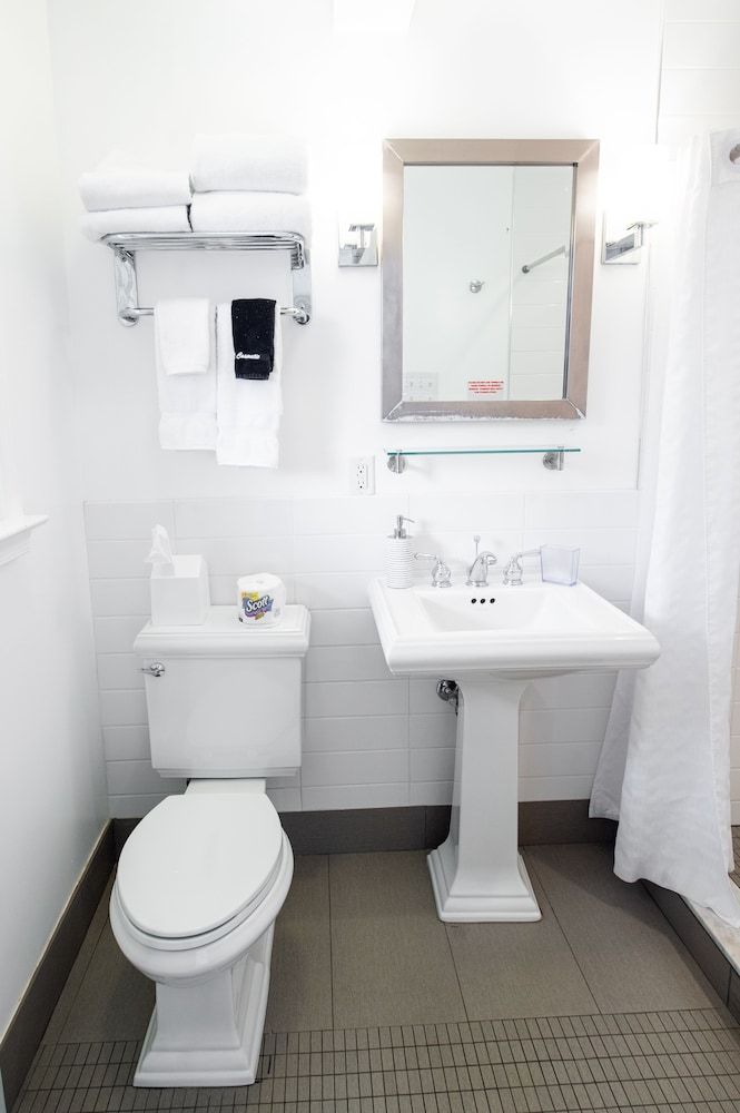 Canalside Inn Deluxe Room, 1 King Bed, Non Smoking 16