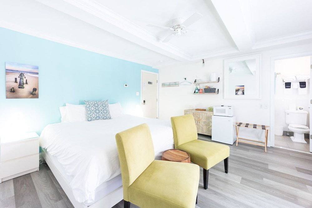 Canalside Inn Deluxe Room, 1 King Bed, Non Smoking 4