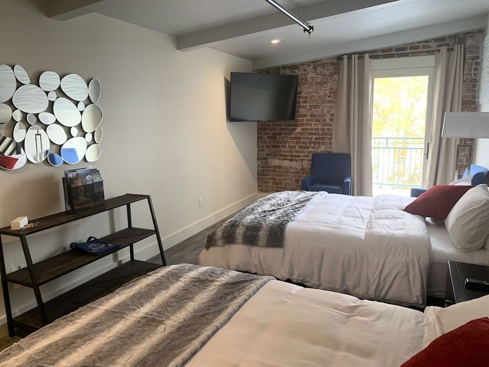 Manhattan Hotel Salida Basic Quadruple Room 2