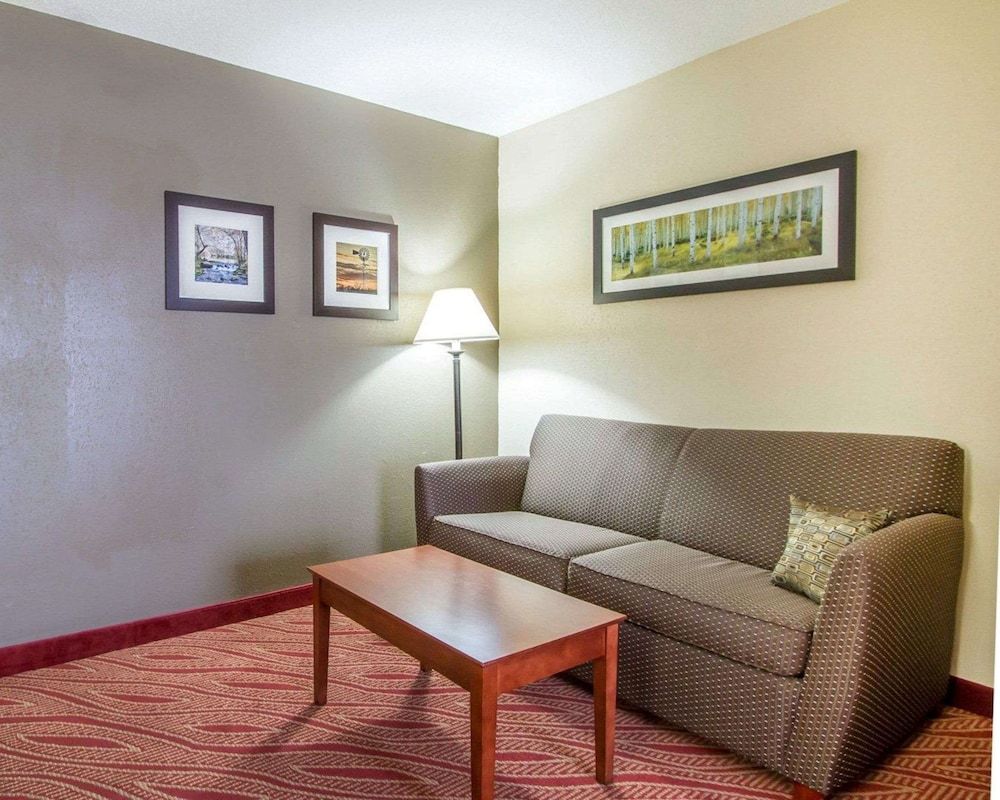 Comfort Inn Poplar Bluff North Suite, 1 King Bed, Non Smoking 4