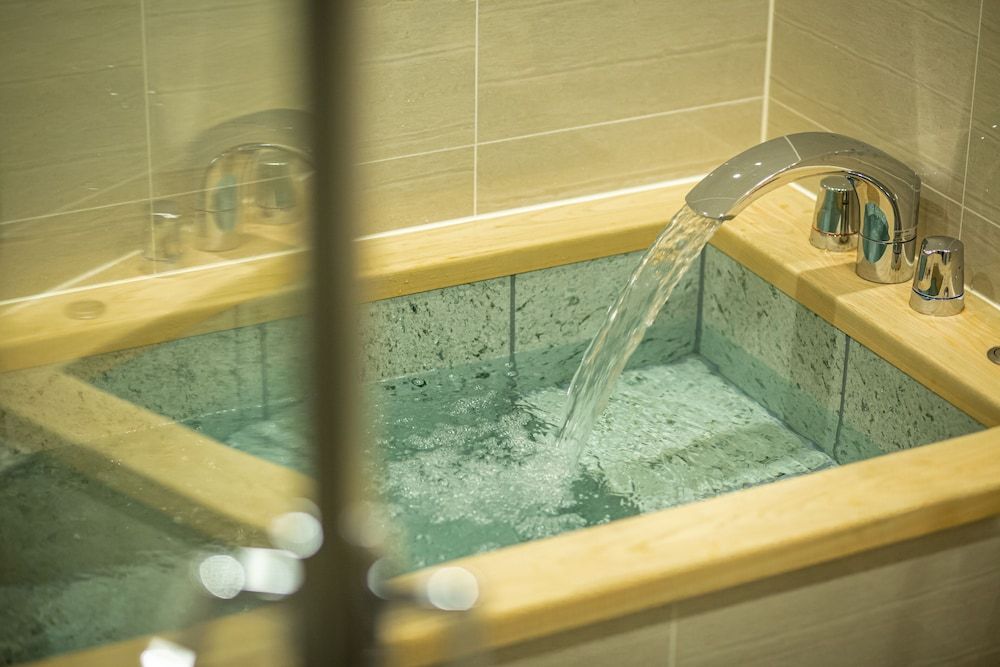 Deep Soaking Bathtub