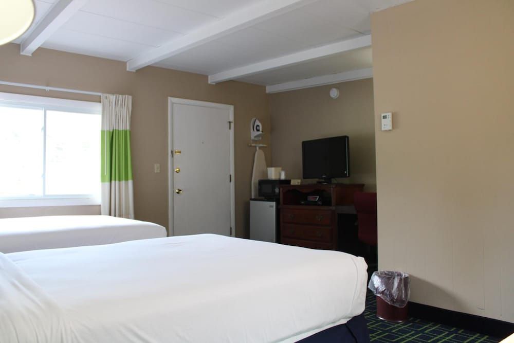 Claremont Motor Lodge Room, 2 Queen Beds, Non Smoking, Refrigerator & Microwave 6