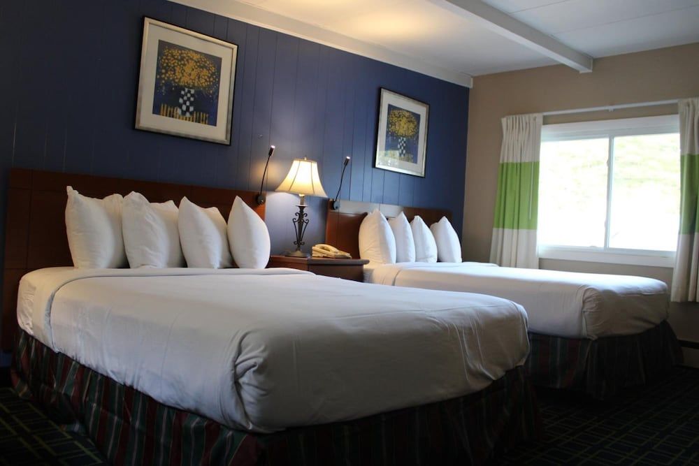 Claremont Motor Lodge Room, 2 Queen Beds, Non Smoking, Refrigerator & Microwave 7