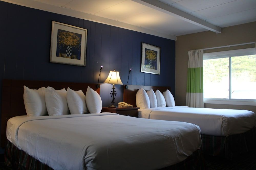 Claremont Motor Lodge Room, 2 Queen Beds, Non Smoking, Refrigerator & Microwave 3