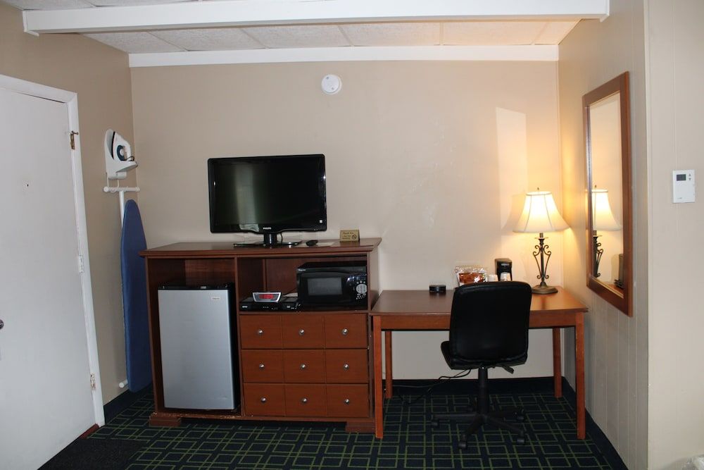 Claremont Motor Lodge Room, 2 Queen Beds, Non Smoking, Refrigerator & Microwave 11