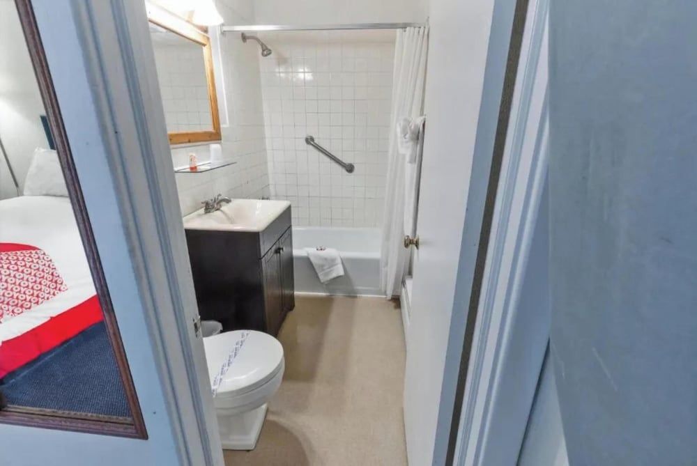 OYO Hotel Buena Vista Delhi Room, 1 Queen Bed 5