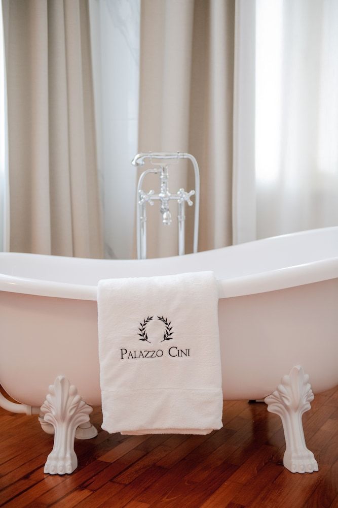 Palazzo Cini Luxury Rooms In Pisa Superior Triple Room, Bathtub 16