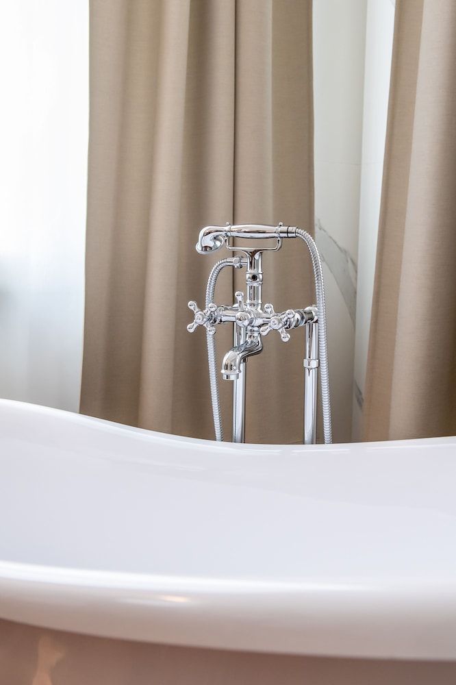 Palazzo Cini Luxury Rooms In Pisa Superior Triple Room, Bathtub 8