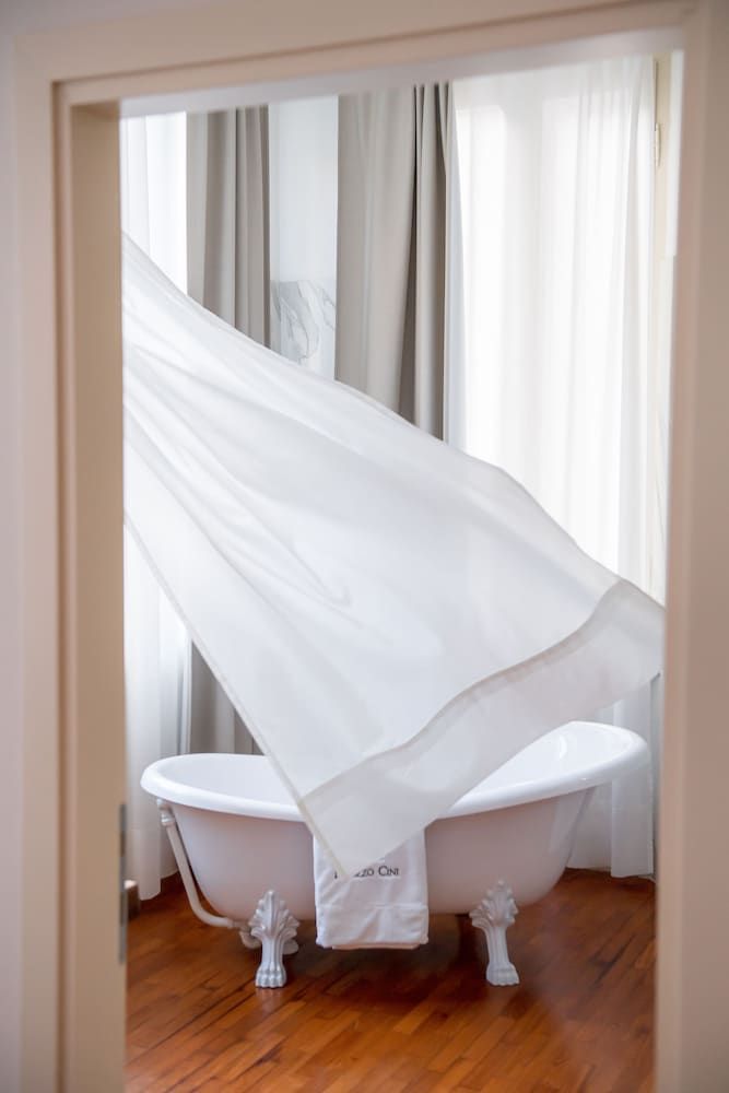 Palazzo Cini Luxury Rooms In Pisa Superior Triple Room, Bathtub 10