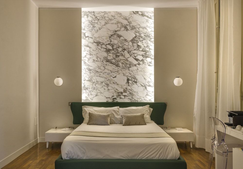 Palazzo Cini Luxury Rooms In Pisa Superior Triple Room, Bathtub