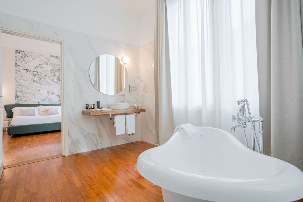 Palazzo Cini Luxury Rooms In Pisa Superior Triple Room, Bathtub 11