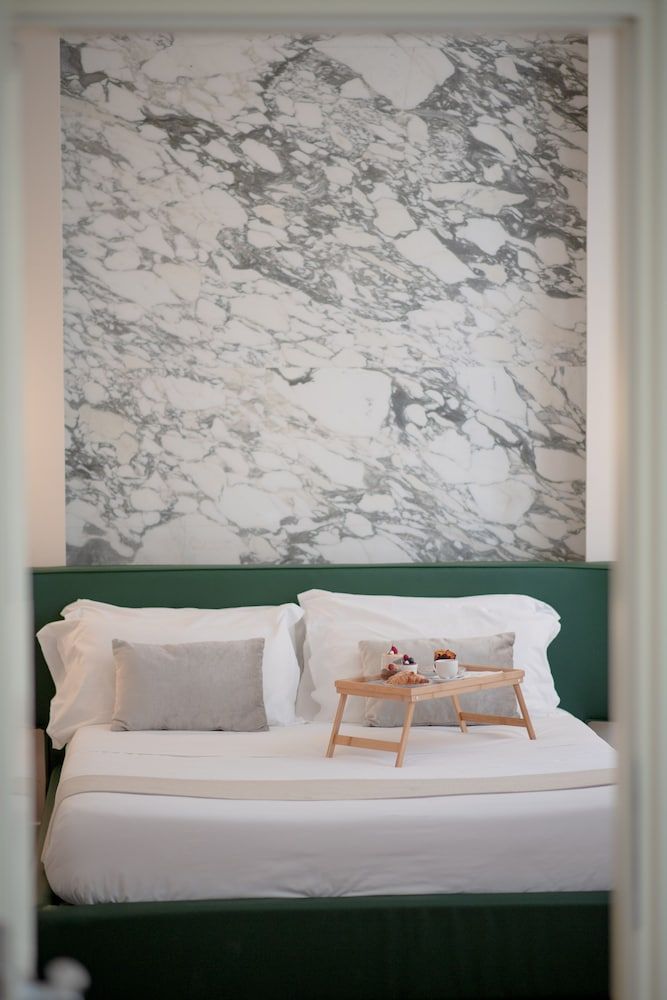 Palazzo Cini Luxury Rooms In Pisa Superior Triple Room, Bathtub 3