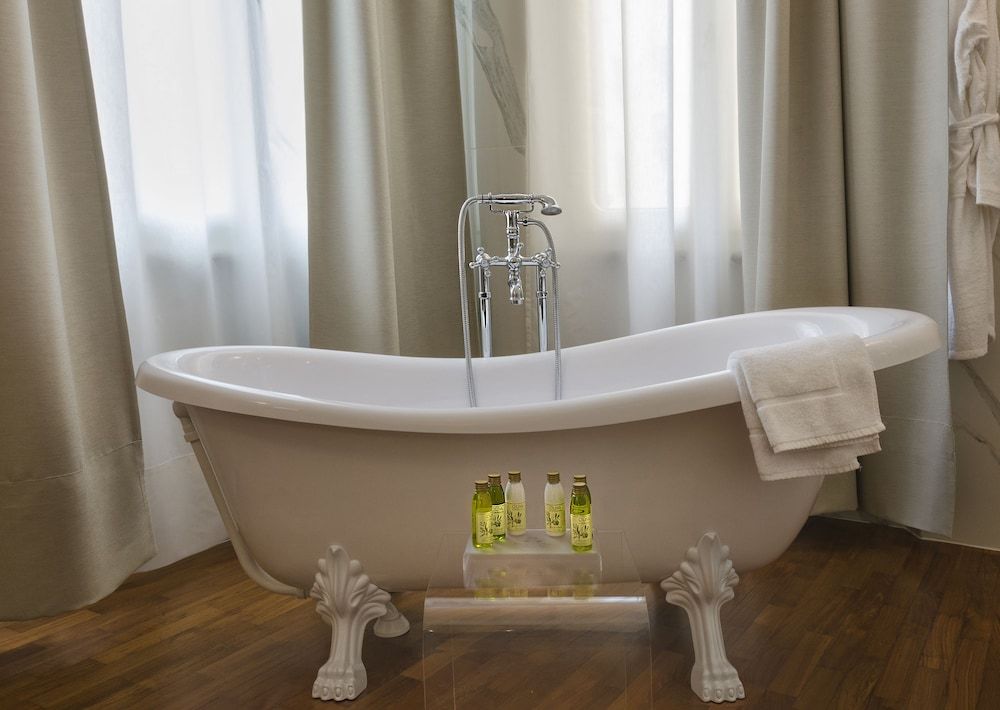 Palazzo Cini Luxury Rooms In Pisa Superior Triple Room, Bathtub 18