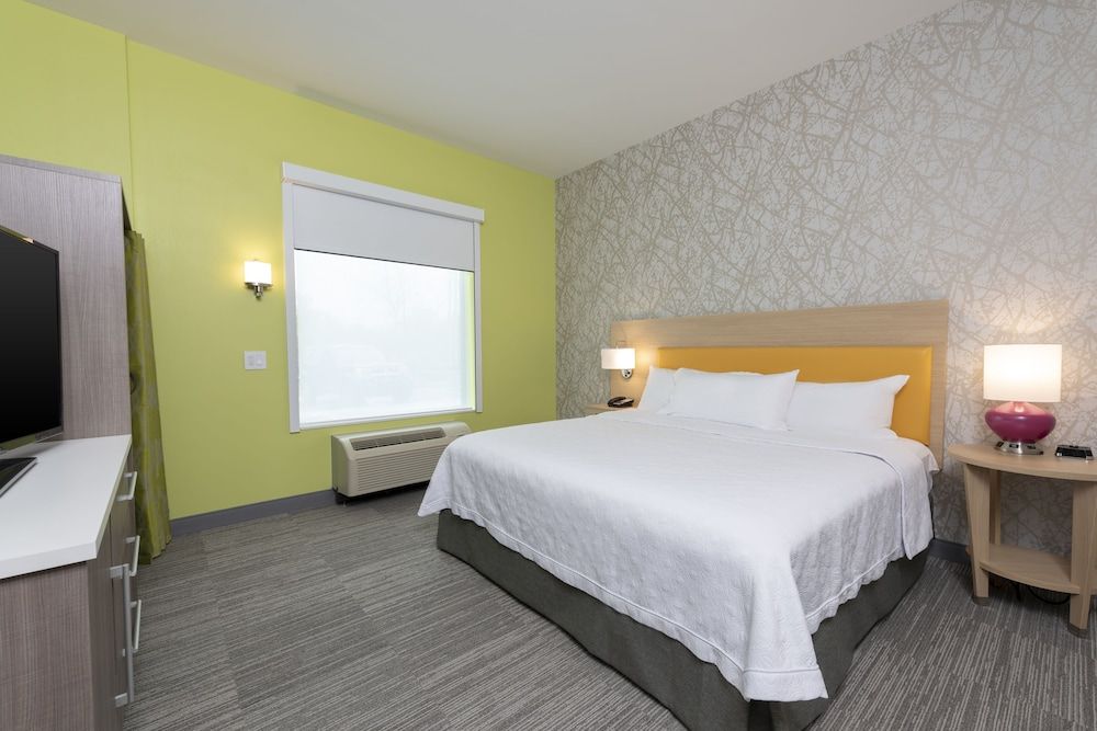 Suite, 1 King Bed, Accessible (Roll-In Shower)
