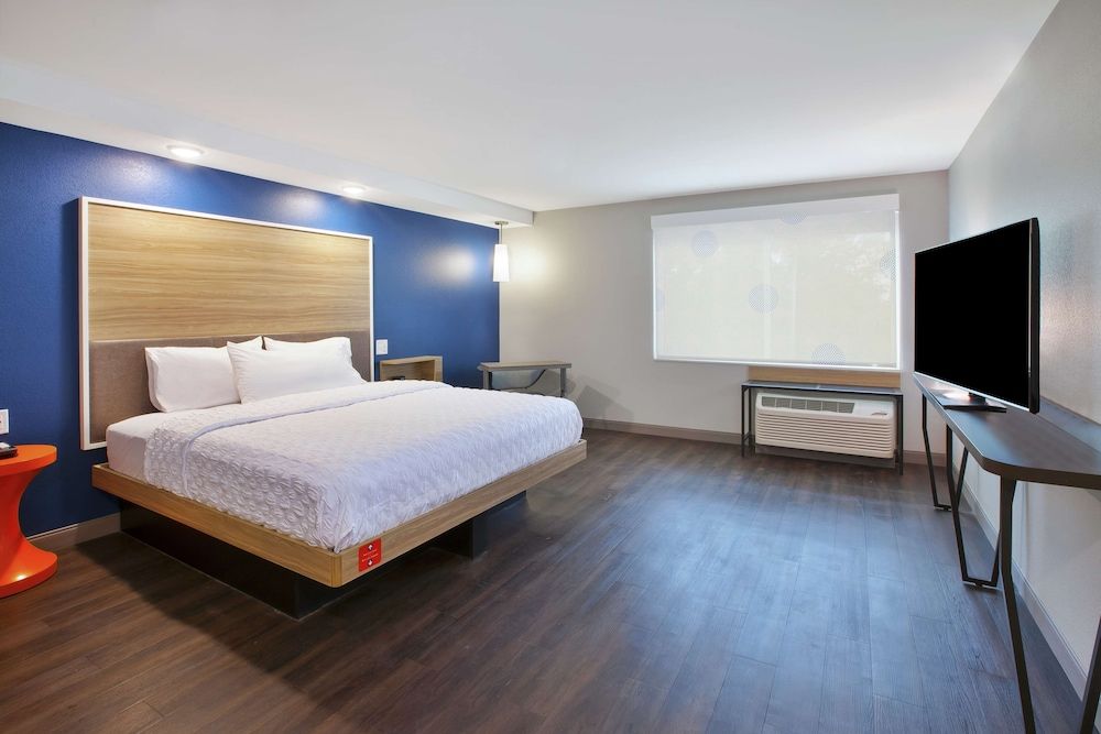 Room, 1 King Bed, Accessible (Hearing, Roll-in Shower)