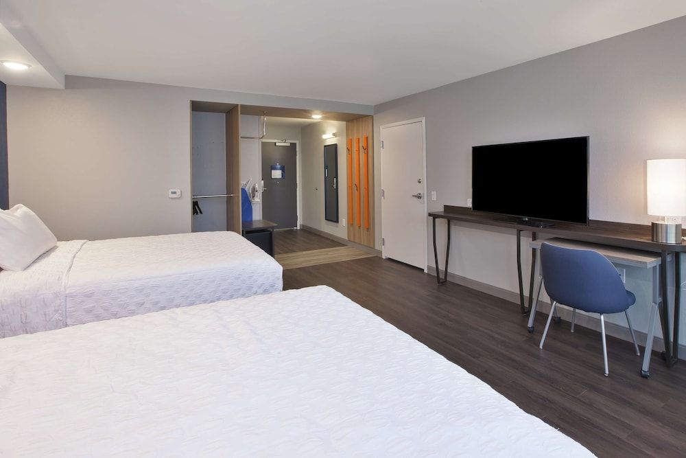 Room, 2 Queen Beds, Accessible, Bathtub
