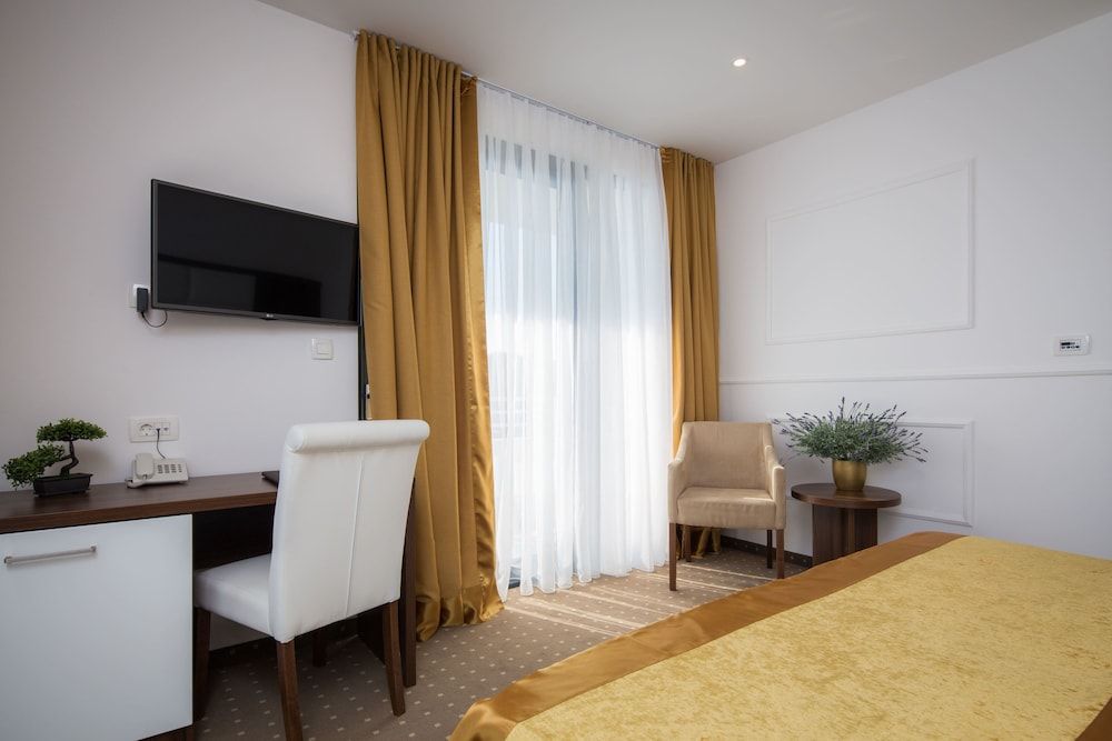 Standard Double Room, Partial Sea View