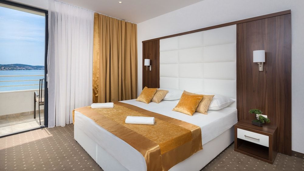 Standard Double Room, Partial Sea View
