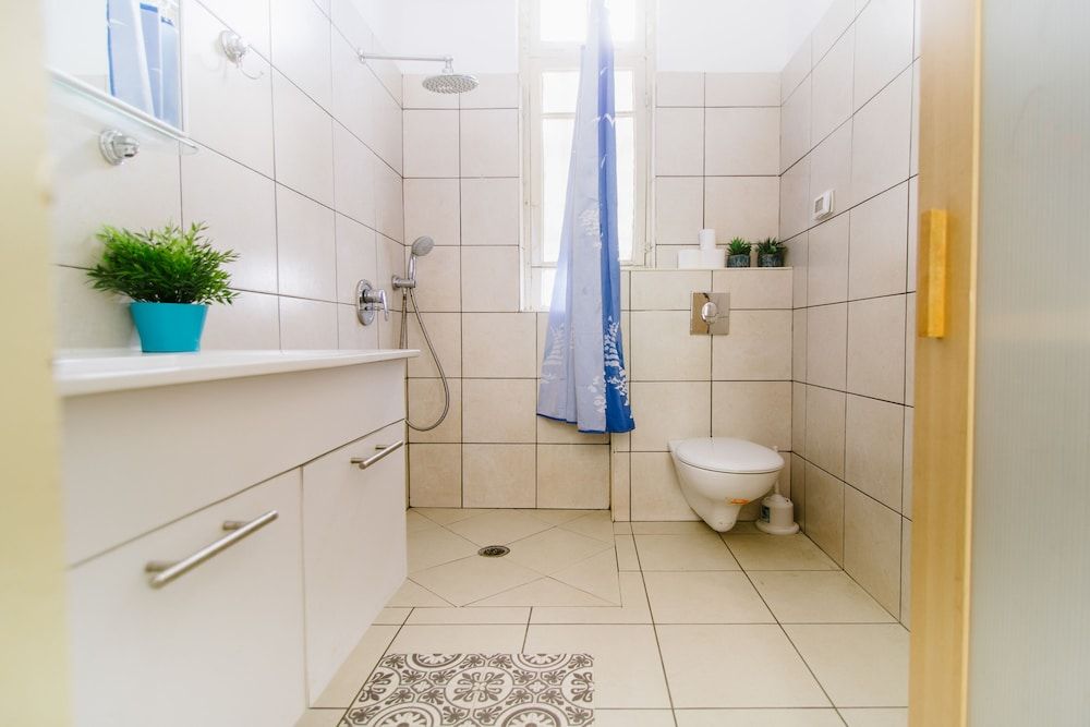 15 Ben Yehuda Studios Small Studio 8