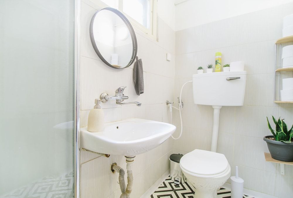 15 Ben Yehuda Studios Studio with Kitchen and Balcony 6