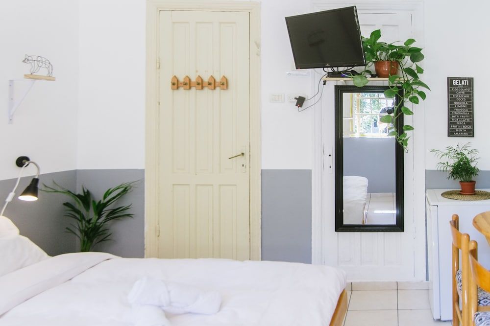 15 Ben Yehuda Studios Small Studio 11