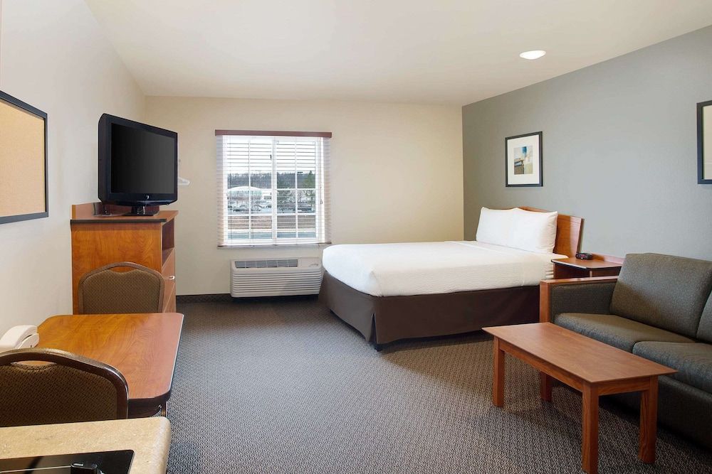 Suite, 1 Queen Bed, Accessible, Smoking (Accessible Tub)