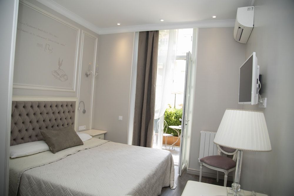 undefined Hotel Oasis 4