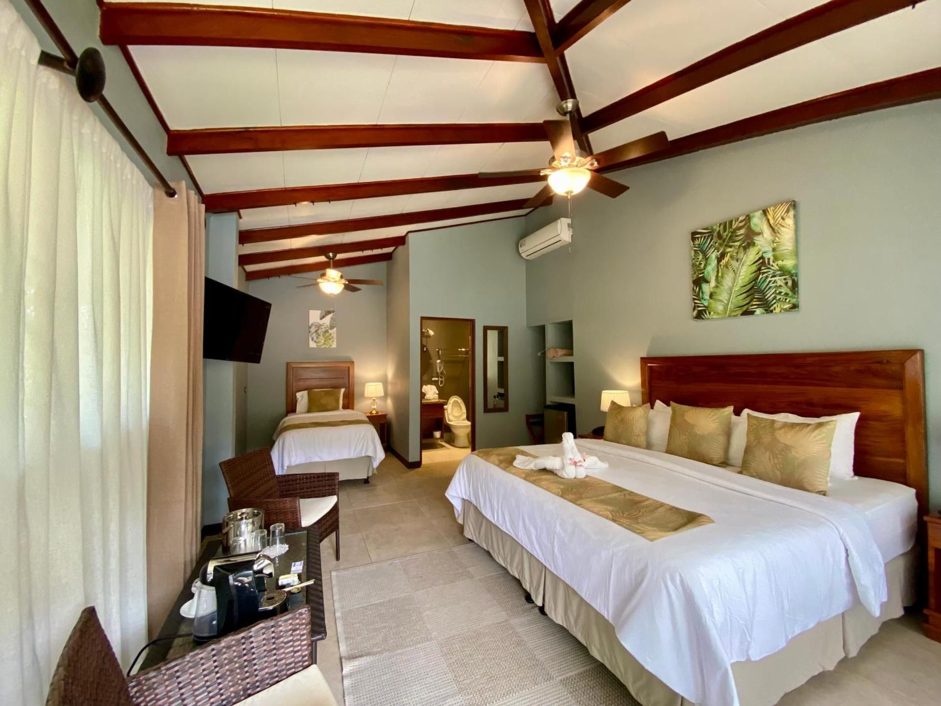 Hotel Playa Espadilla y Gardens Premium Triple Room 6