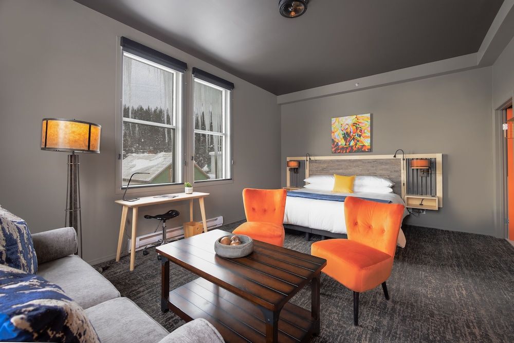 Signature Studio Suite, 1 King Bed with Sofa bed, Kitchenette