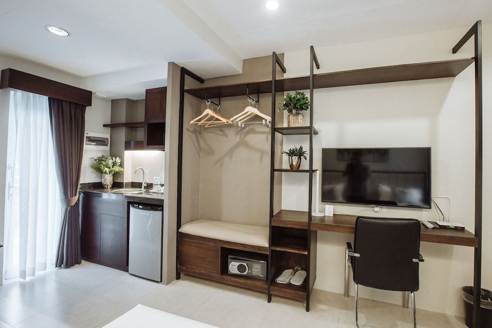 Rovira Suites Deluxe Twin Room 5