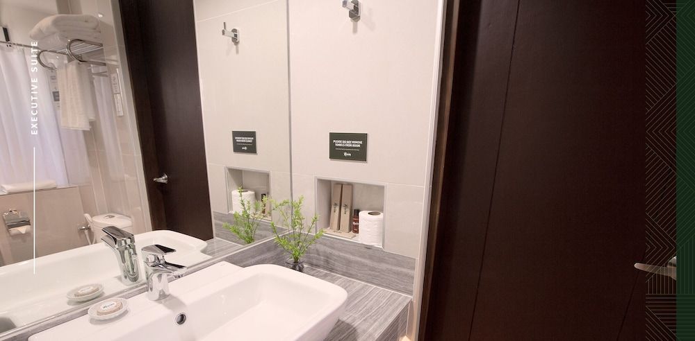 Rovira Suites Deluxe Twin Room 4