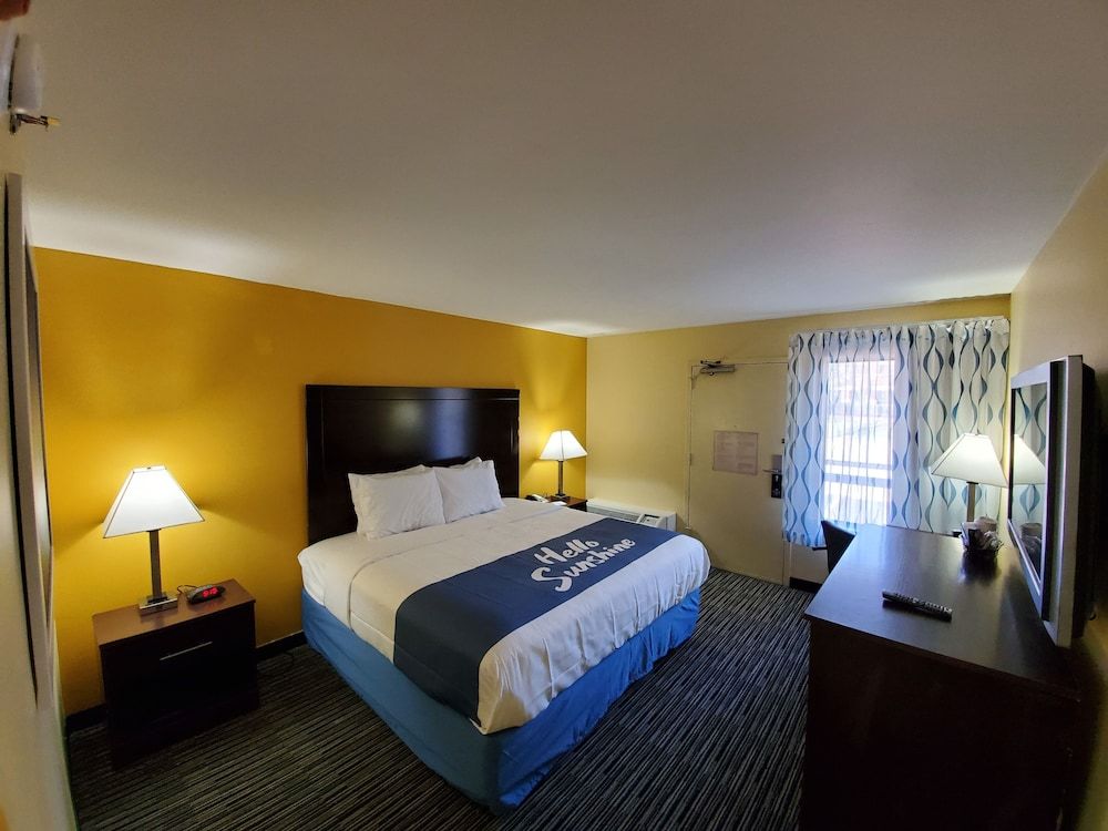 Room, 1 King Bed, Smoking