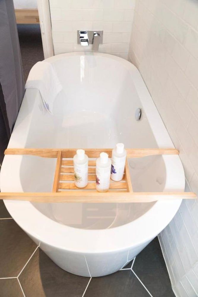 The Black Fox Deluxe King Room with Freestanding Bath 3