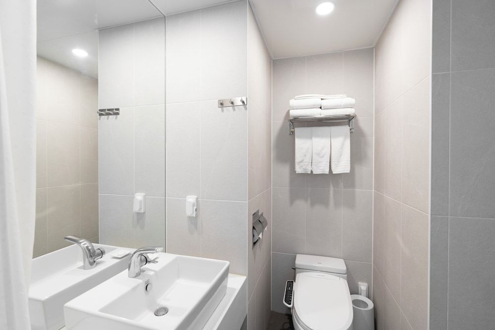 North Harbor Hotel Busan Business Twin Room, City View - If parking is full, please follow hotel staff guidance 8
