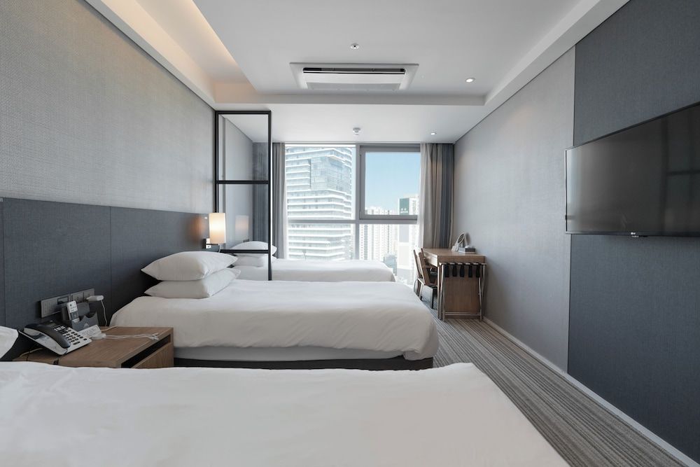 North Harbor Hotel Busan Business Triple Room, Harbor/City View 2