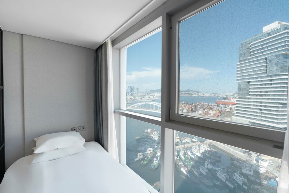 North Harbor Hotel Busan Business Triple Room, Harbor/City View 6