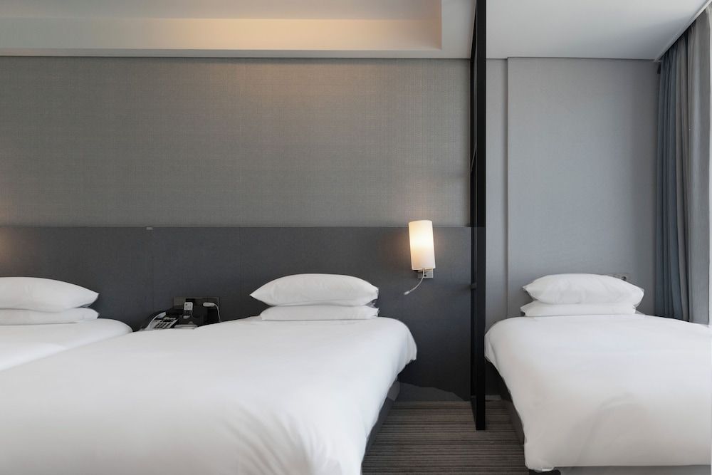 North Harbor Hotel Busan Business Triple Room, Harbor/City View 3