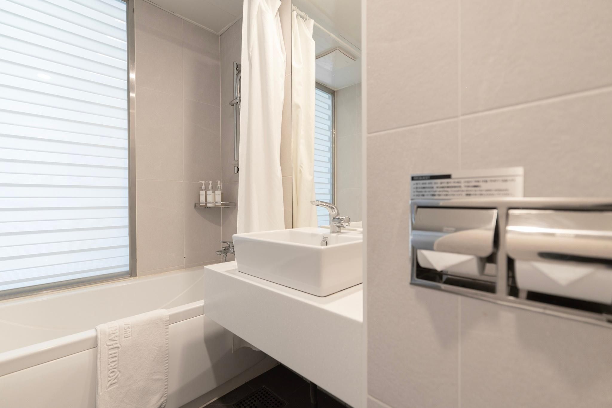 Premium Twin Harbor View (Shower/Bathtub)  Junior Family Twin Harbor View (Shower Booth/Bathtub Ra