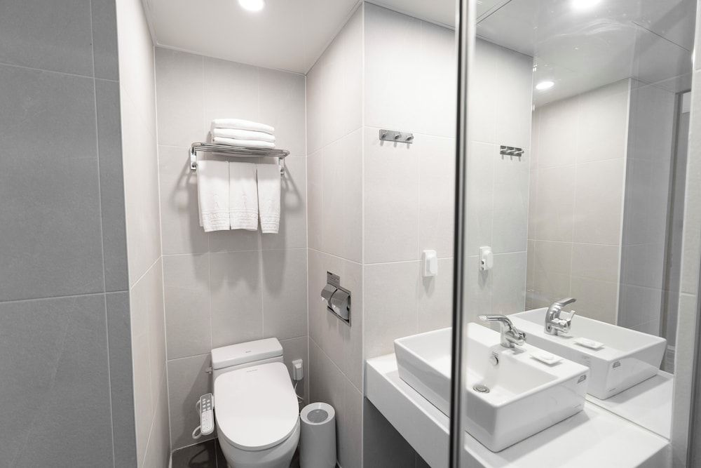 North Harbor Hotel Busan Business Triple Room, Harbor/City View 4