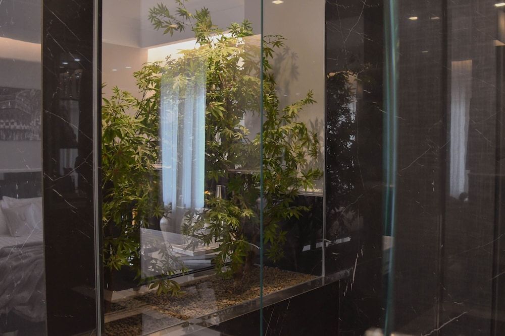 The Unique Suite Platinum 2