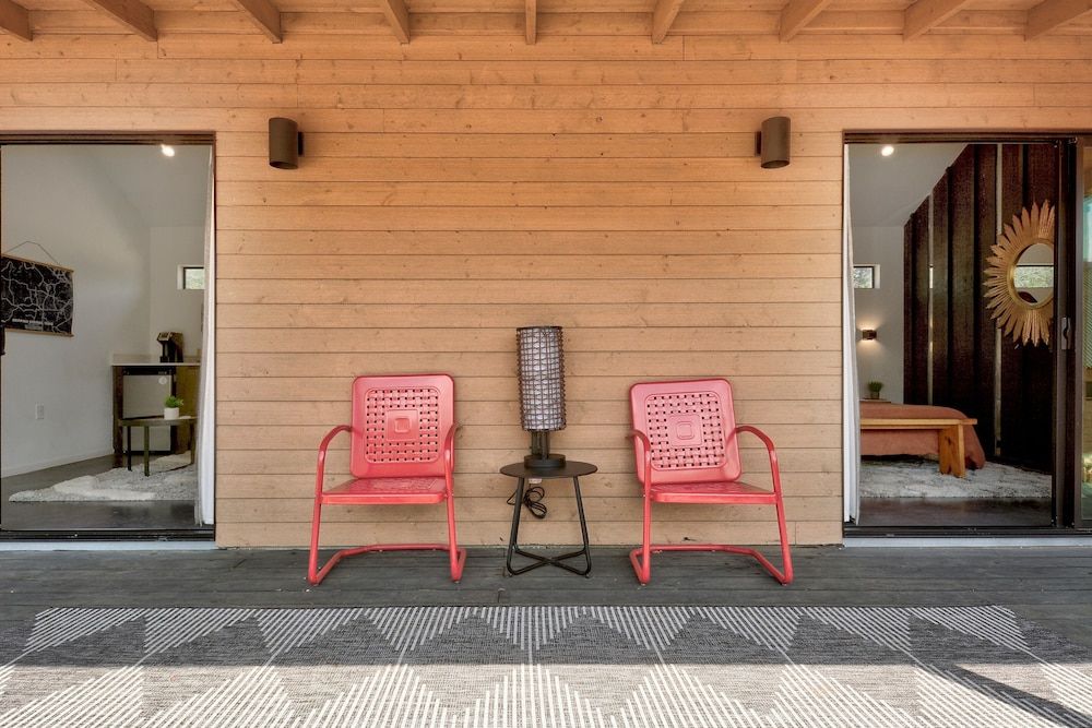 Lucky Arrow Retreat - Dripping Springs Room, 1 Queen Bed with Sofa bed (Porch) 5