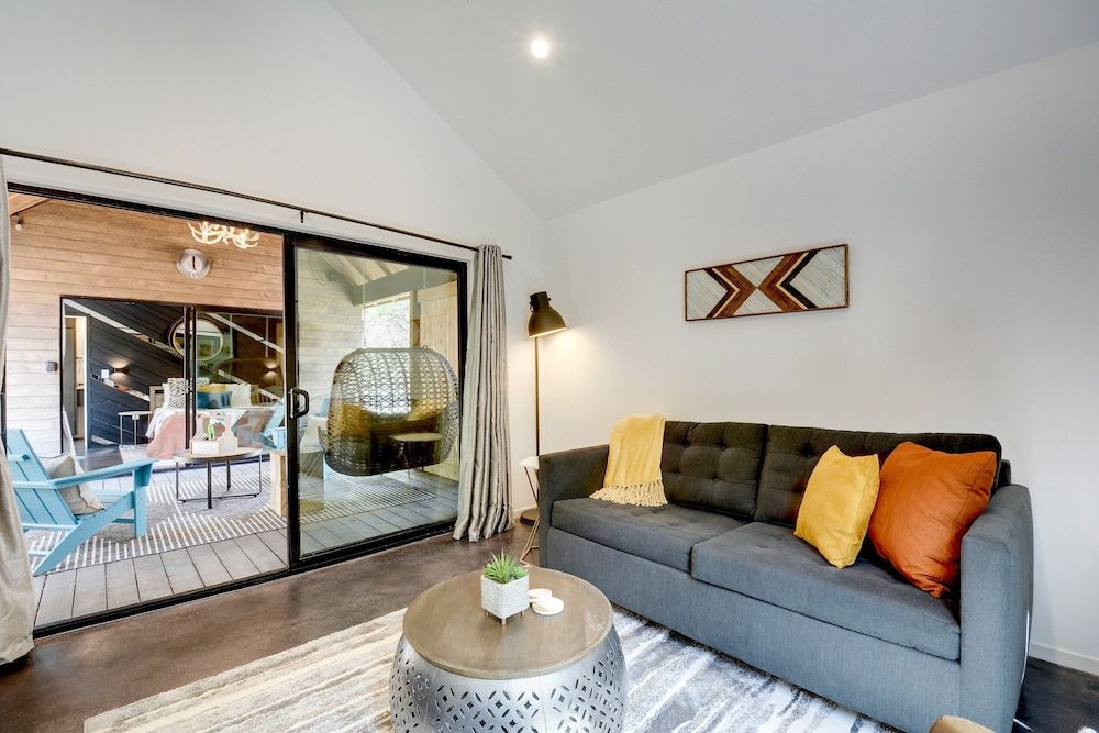 Lucky Arrow Retreat - Dripping Springs Standard Cabin, 1 Queen Bed with Sofa bed (Breezeway) 3